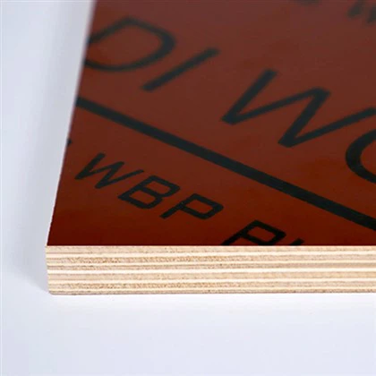 Film rouge 18 mm face contre contreplaqué